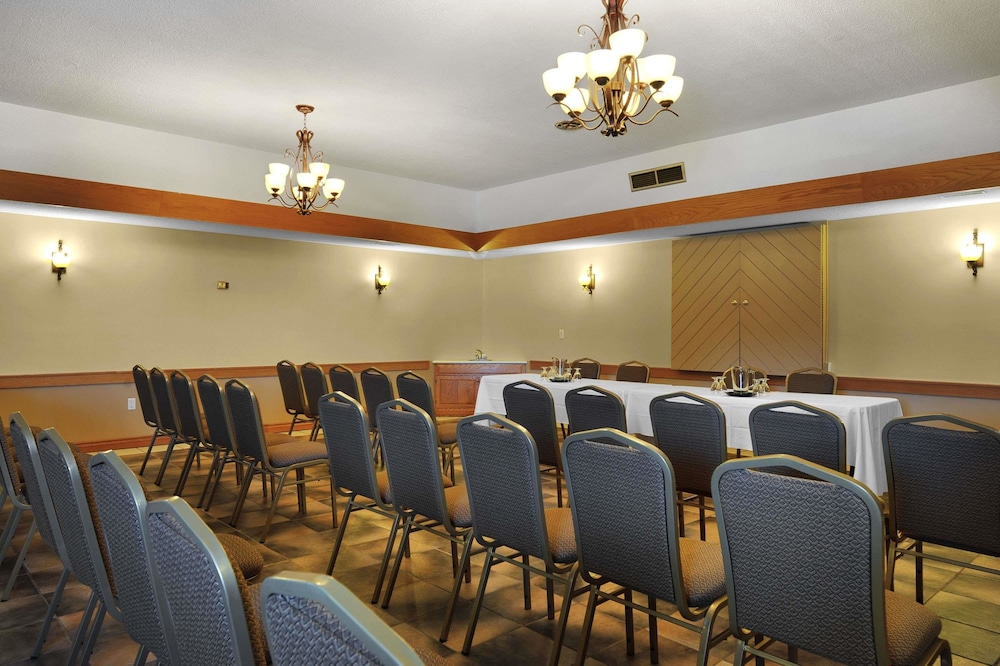 Travelodge By Wyndham Simcoe 41/50