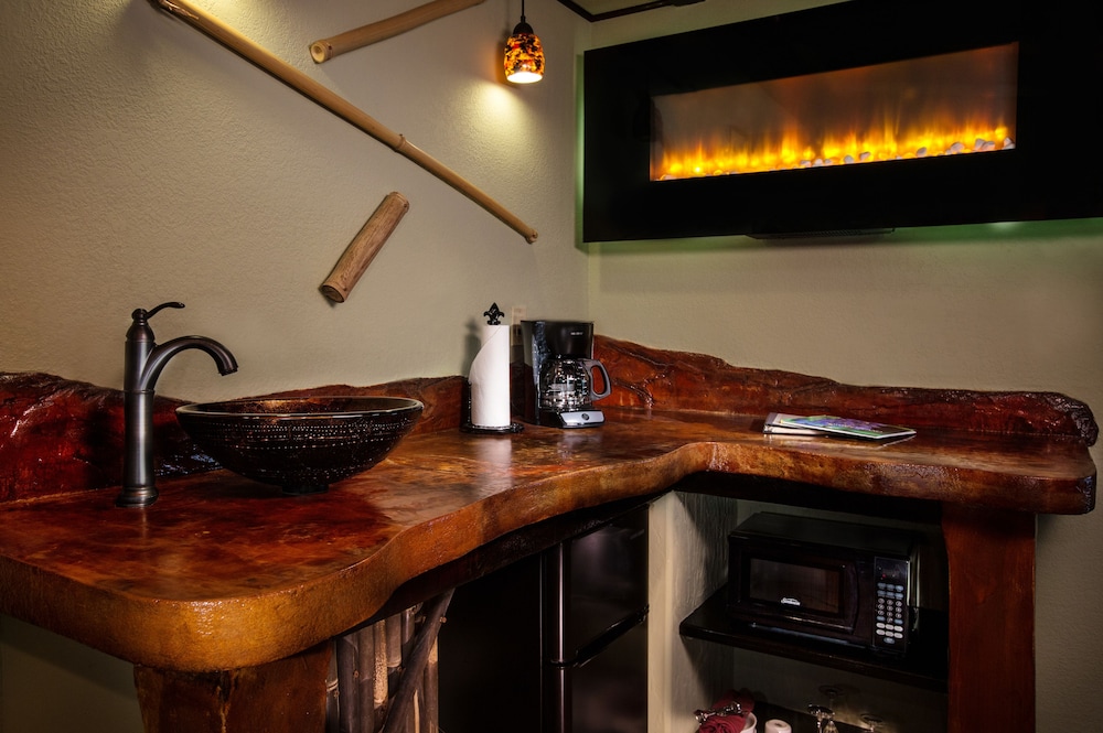 KILAUEA HOSPITALITY GROUP 39/69