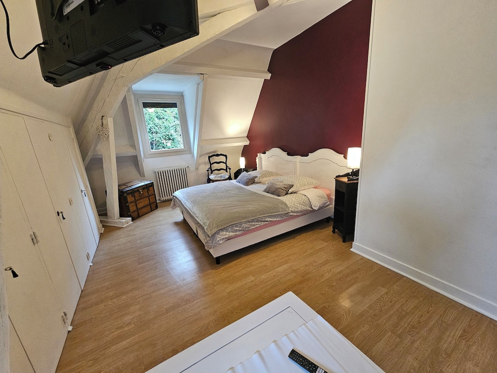 SUITE, MULTIPLE BEDS