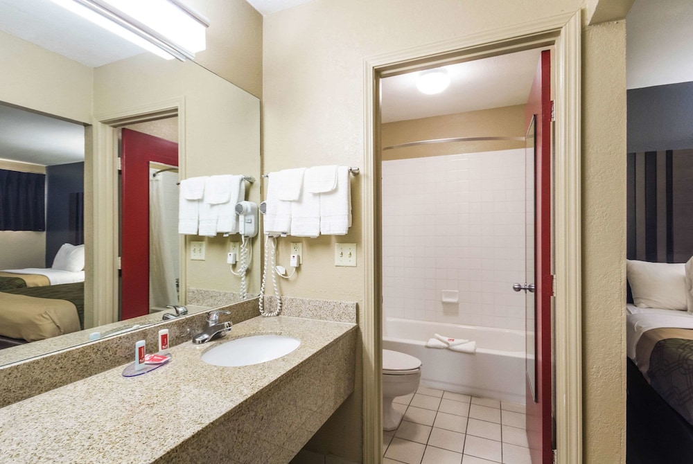 Econo Lodge Inn and Suites I-35 at Shawnee Mission 13/32