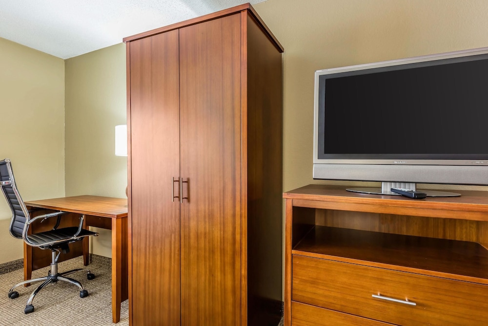 Comfort Inn And Suites Airport American Way 35/42