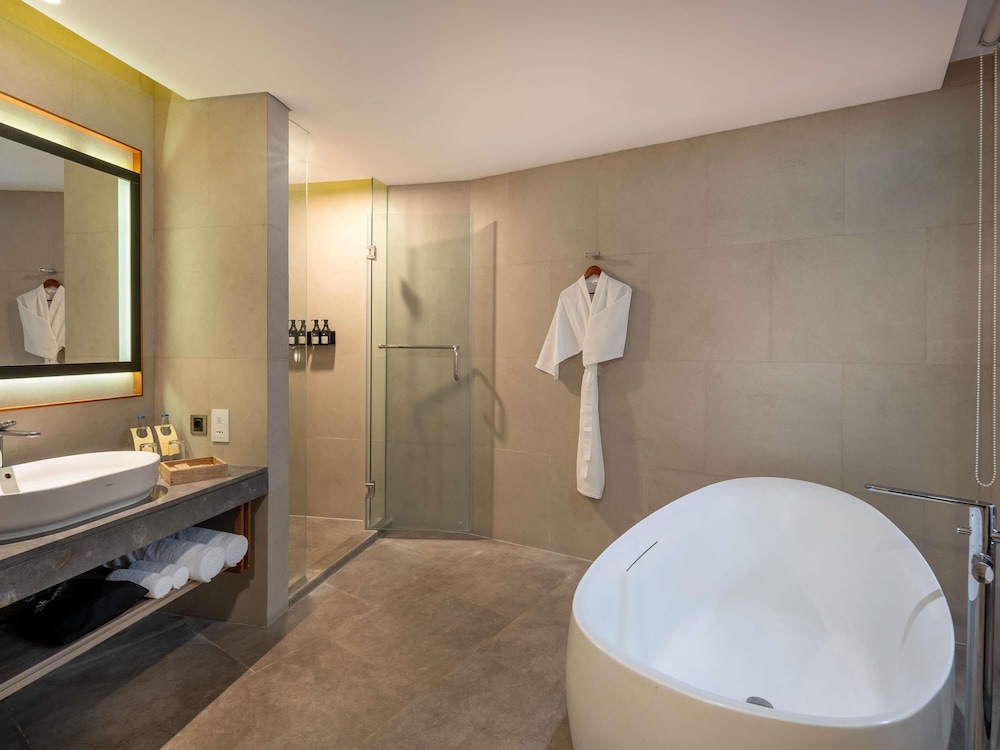 PREMIUM, DELUXE, KING BED, GARDEN VIEW