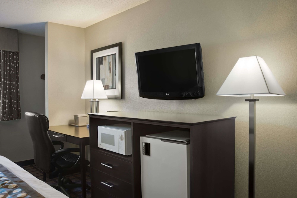 Super 8 by Wyndham Whitewater WI 12/14