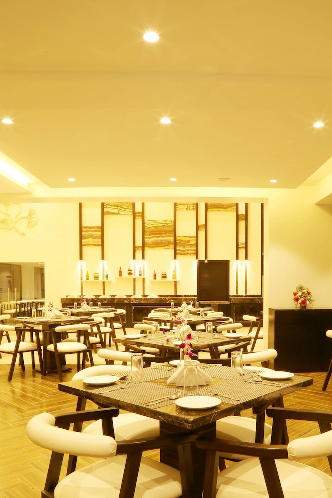 The Flora Grand 39/49