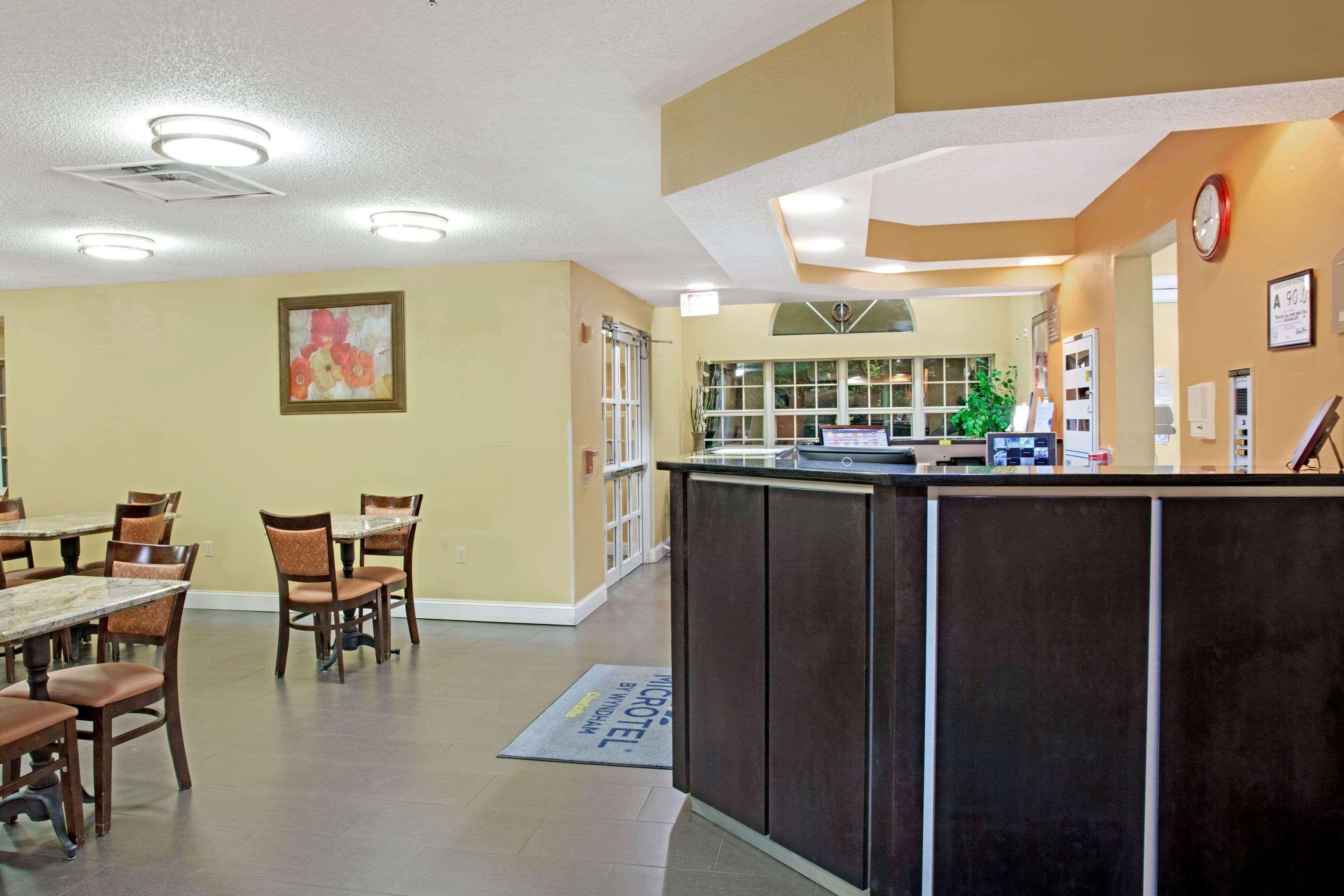 Microtel Inn and Suites by Wyndham Charlotte University Place 18/25