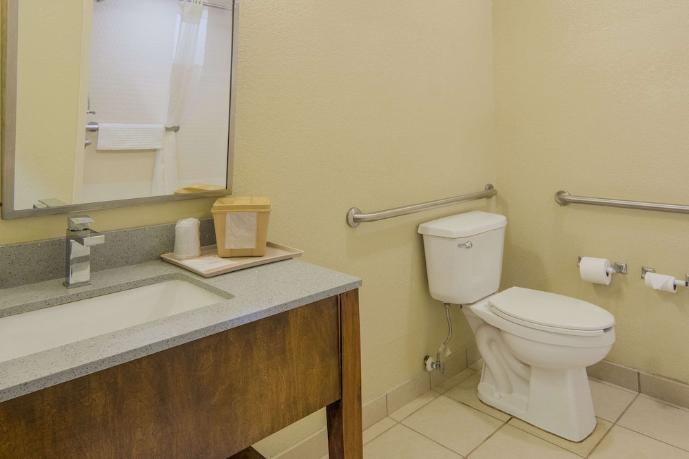 Quality Inn and Suites Roanoke Fort Worth North TX 45/46