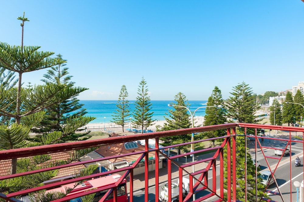Mad Monkey Coogee Beach Hostel 19/20