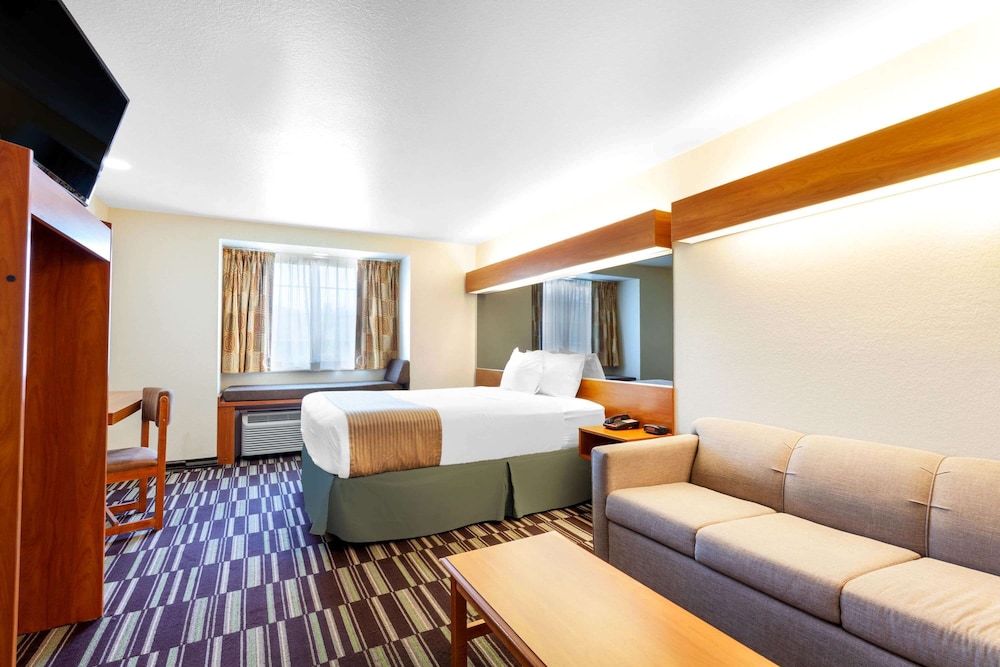 Microtel Inn & Suites by Wyndham Gulf Shores 10/64