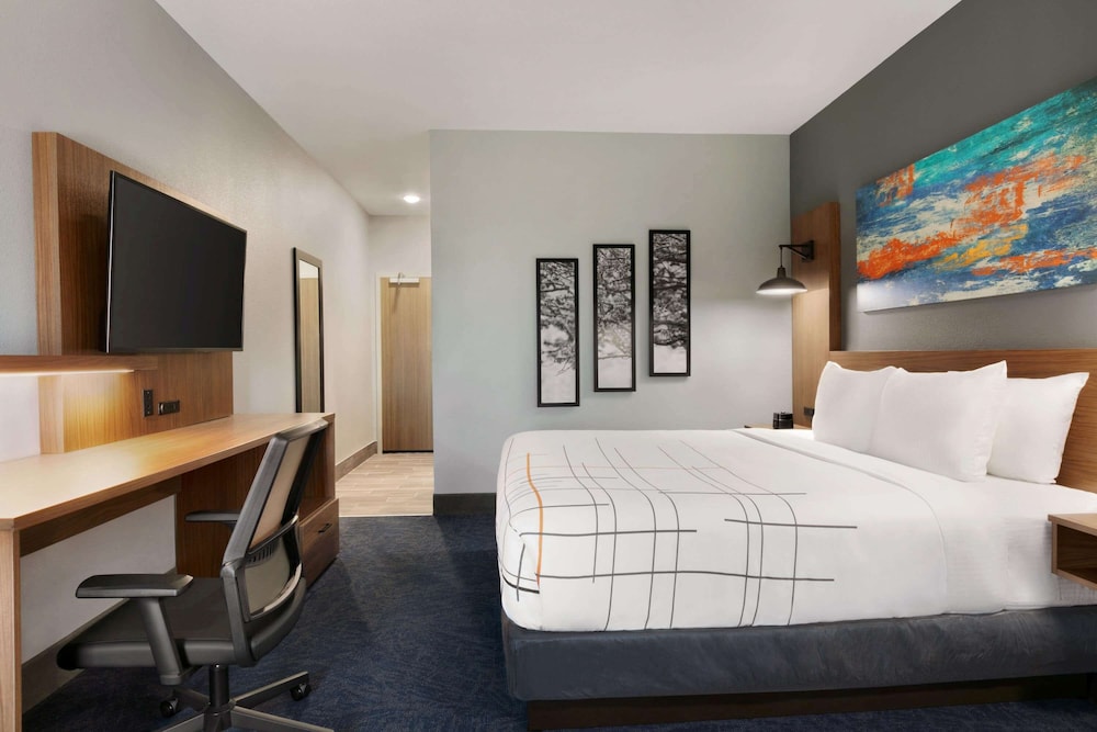 La Quinta Inn and Suites by Wyndham College Station North 10/32