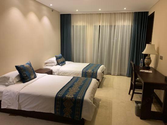 Deluxe, Family, King and Twin Beds, Garden View, Building a