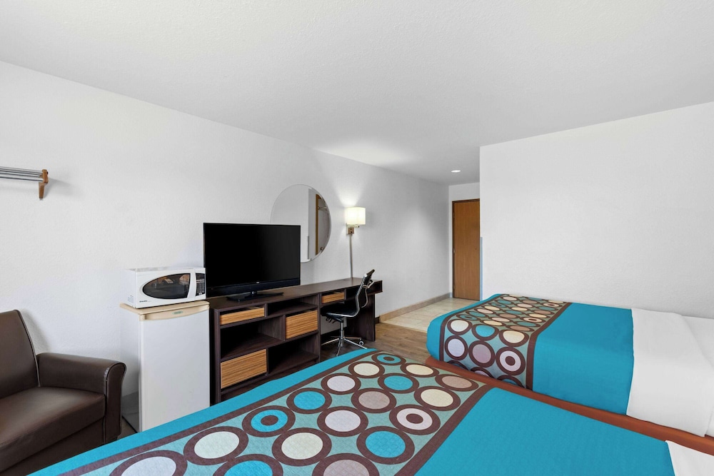 Super 8 by Wyndham Elizabethtown 44/61