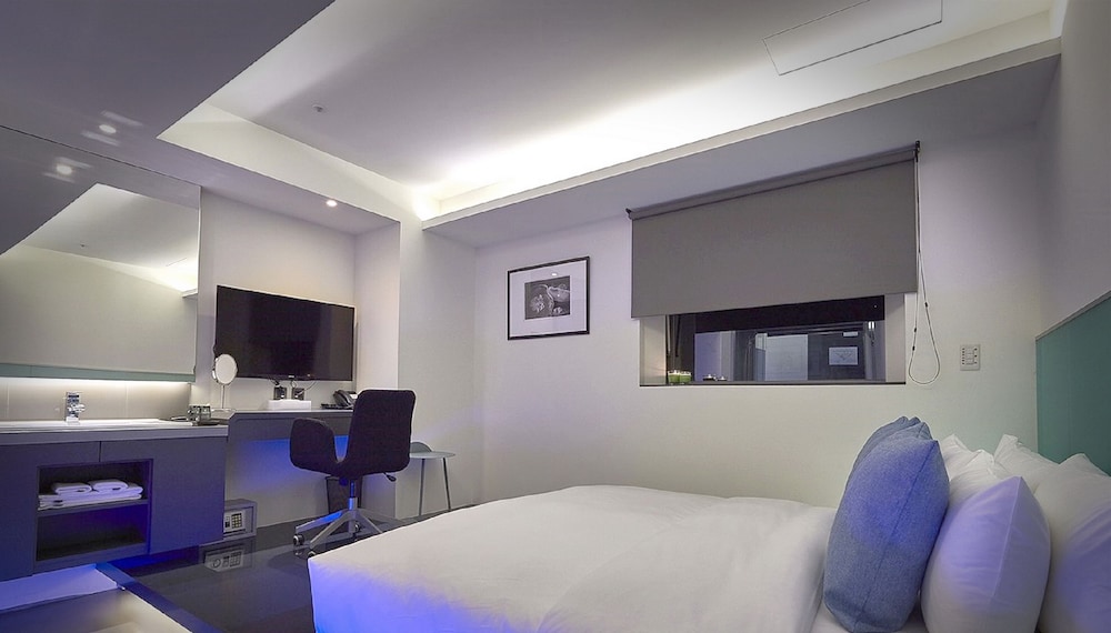 LUMI HOTEL 11/72