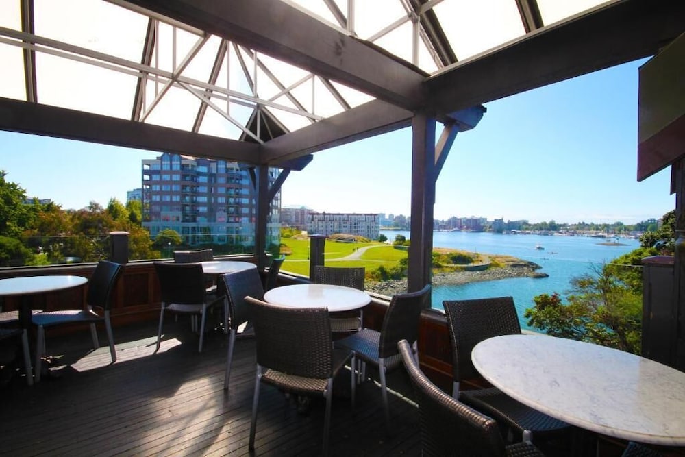 Spinnakers Brew Pub Guest Houses 46/58