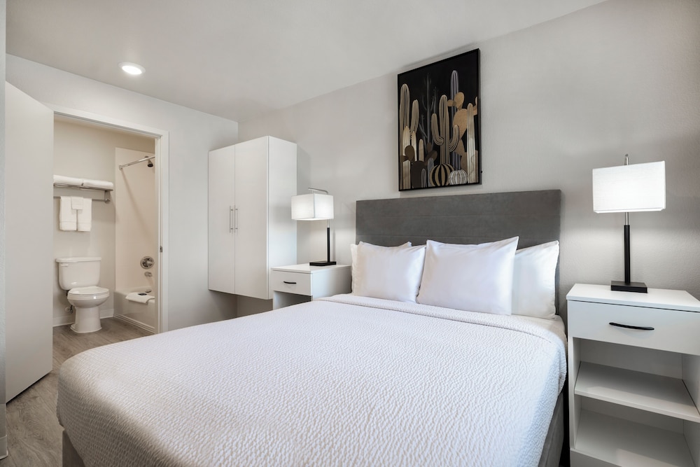 Soka Suites Dallas - Las Colinas 7/31