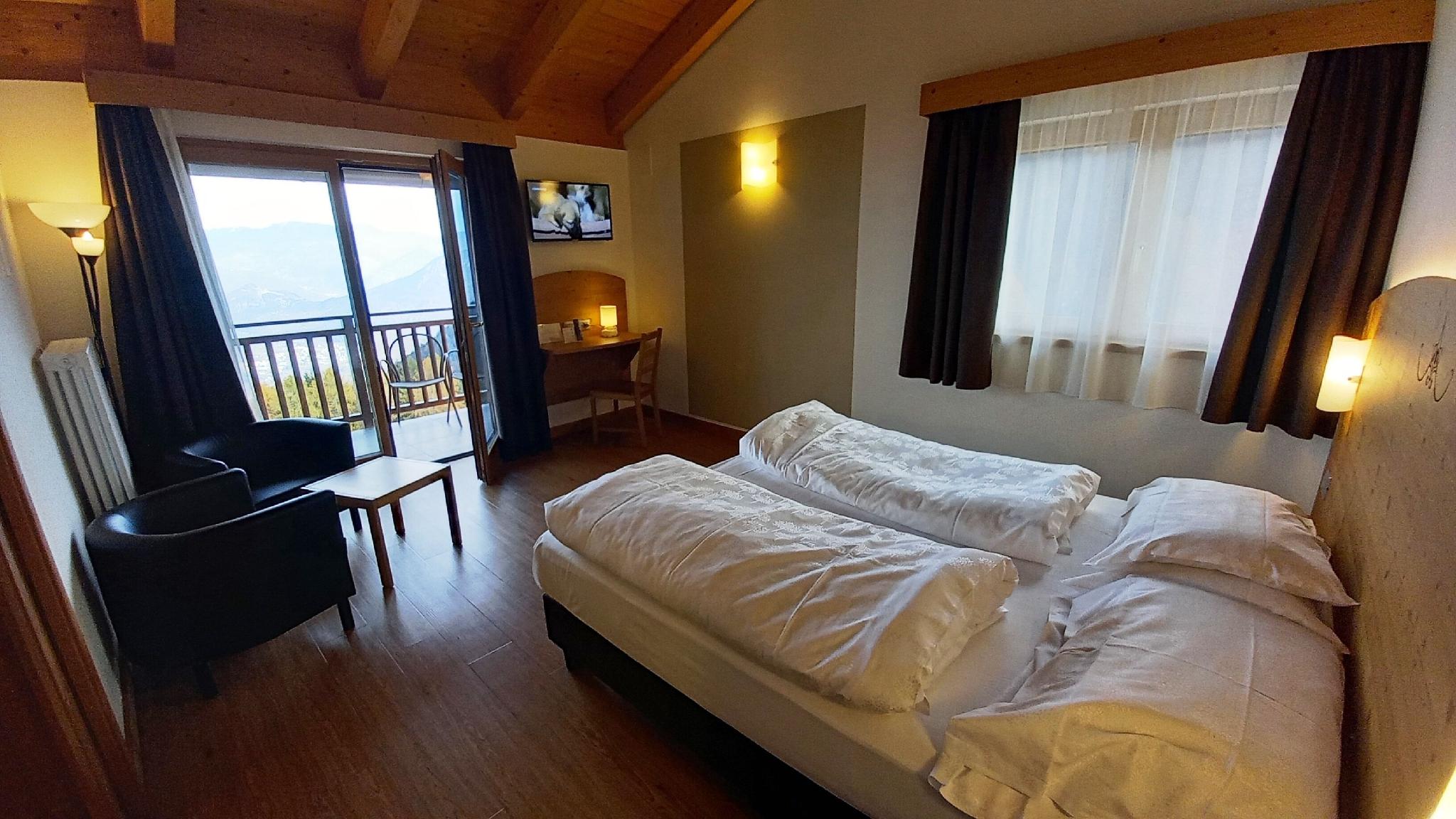 ROOM, DOUBLE OR TWIN BED