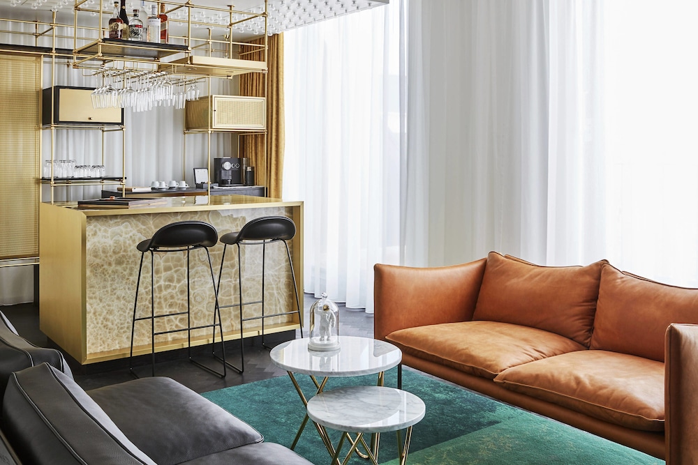 Roomers Munich, Autograph Collection 31/56