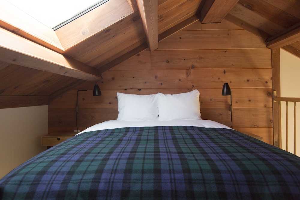 Room, Queen Bed, Forest View