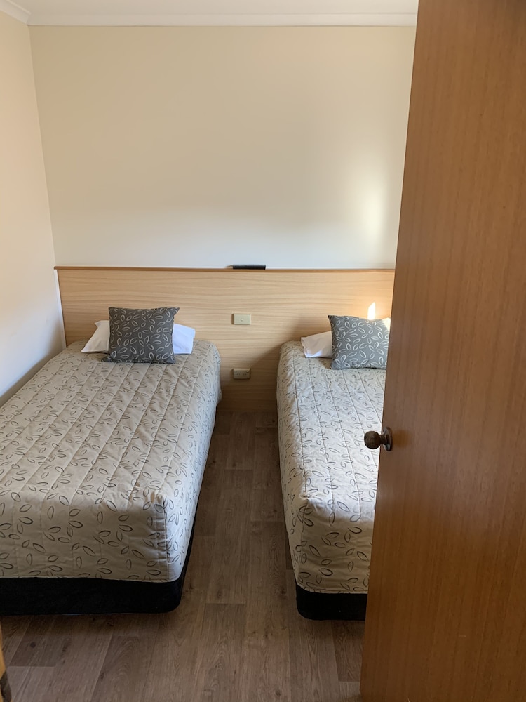 Tanjil Motor Inn 4/48