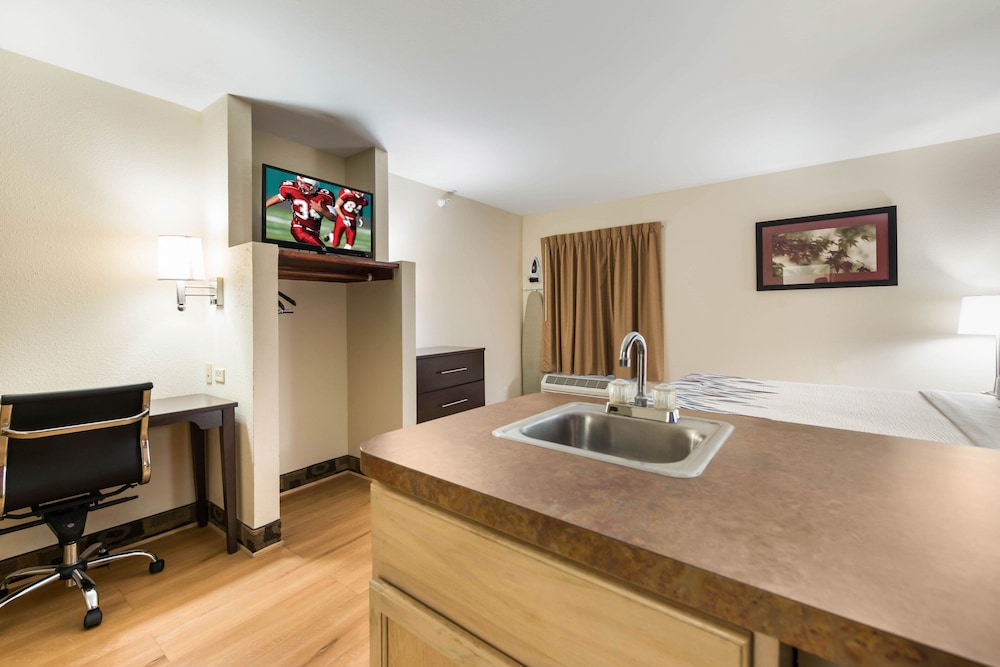 Econo Lodge Inn & Suites Monee 21/59