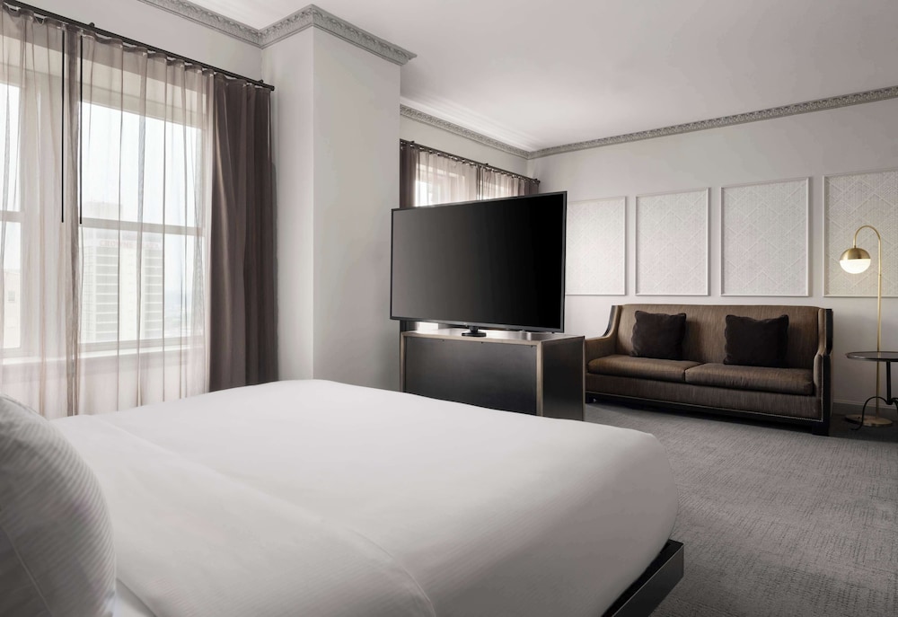 DELUXE, KING BED, ACCESSIBLE