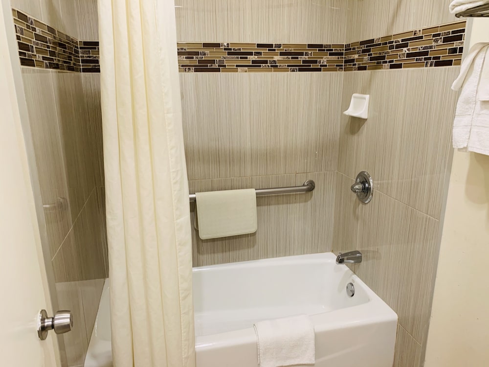 Monterey Oceanside Inn 23/43