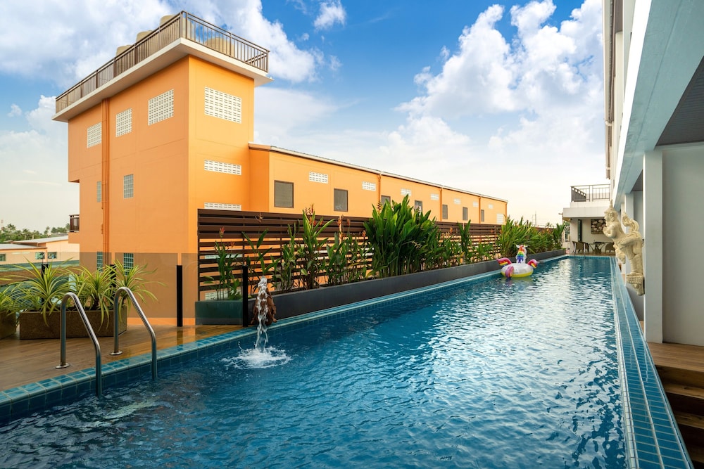 The Thames Pool Access Resort 2/50