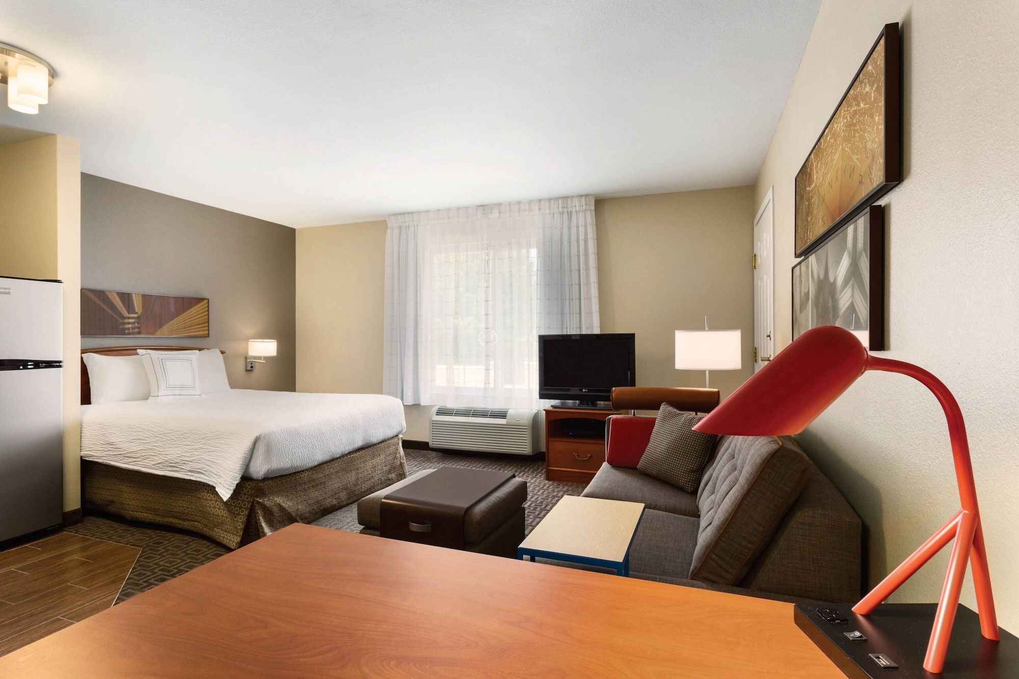 استوديو بسرير كوين مع أريكة