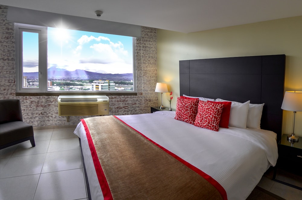 2 BEDROOMS, FAMILY SUITE, KING AND TWIN BEDS, CITY VIEW, KITCHENETTE