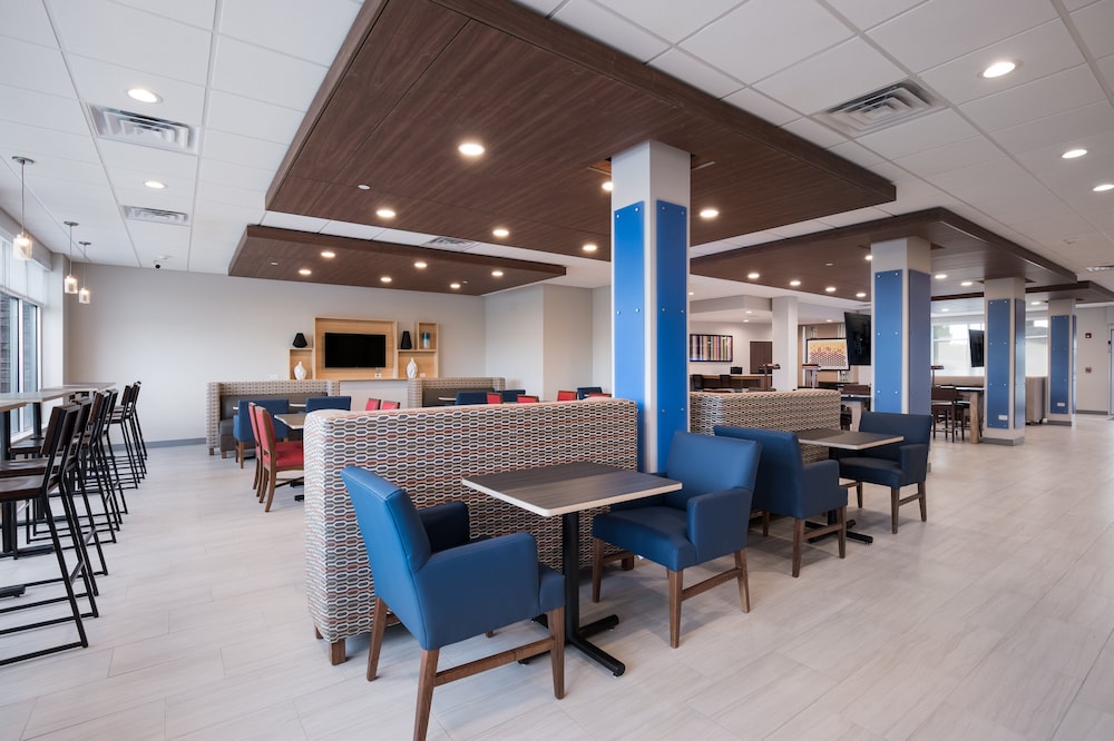 Holiday Inn Express And Suites Hoffman Estates 38/48