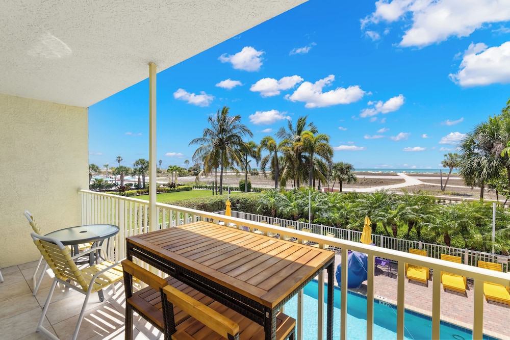South Beach Condo Hotel 30/50