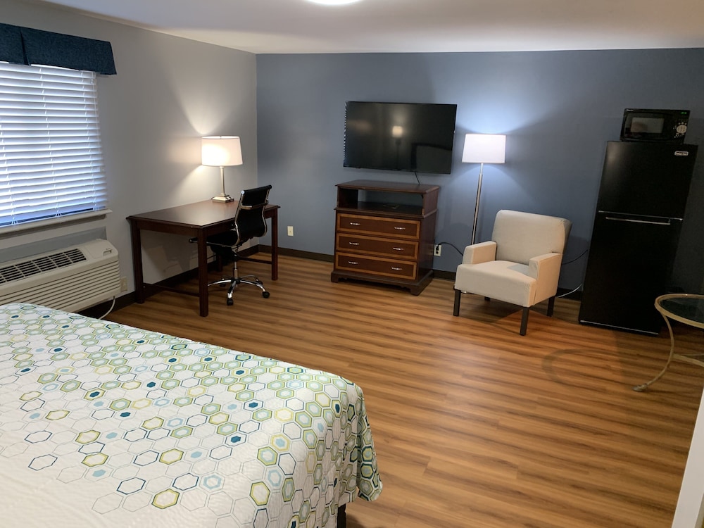 Econo Lodge Inn Suites 20/35