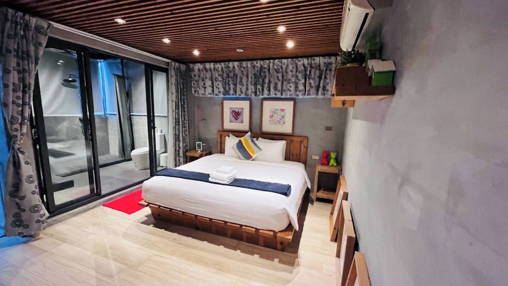 DELUXE, DOUBLE BED