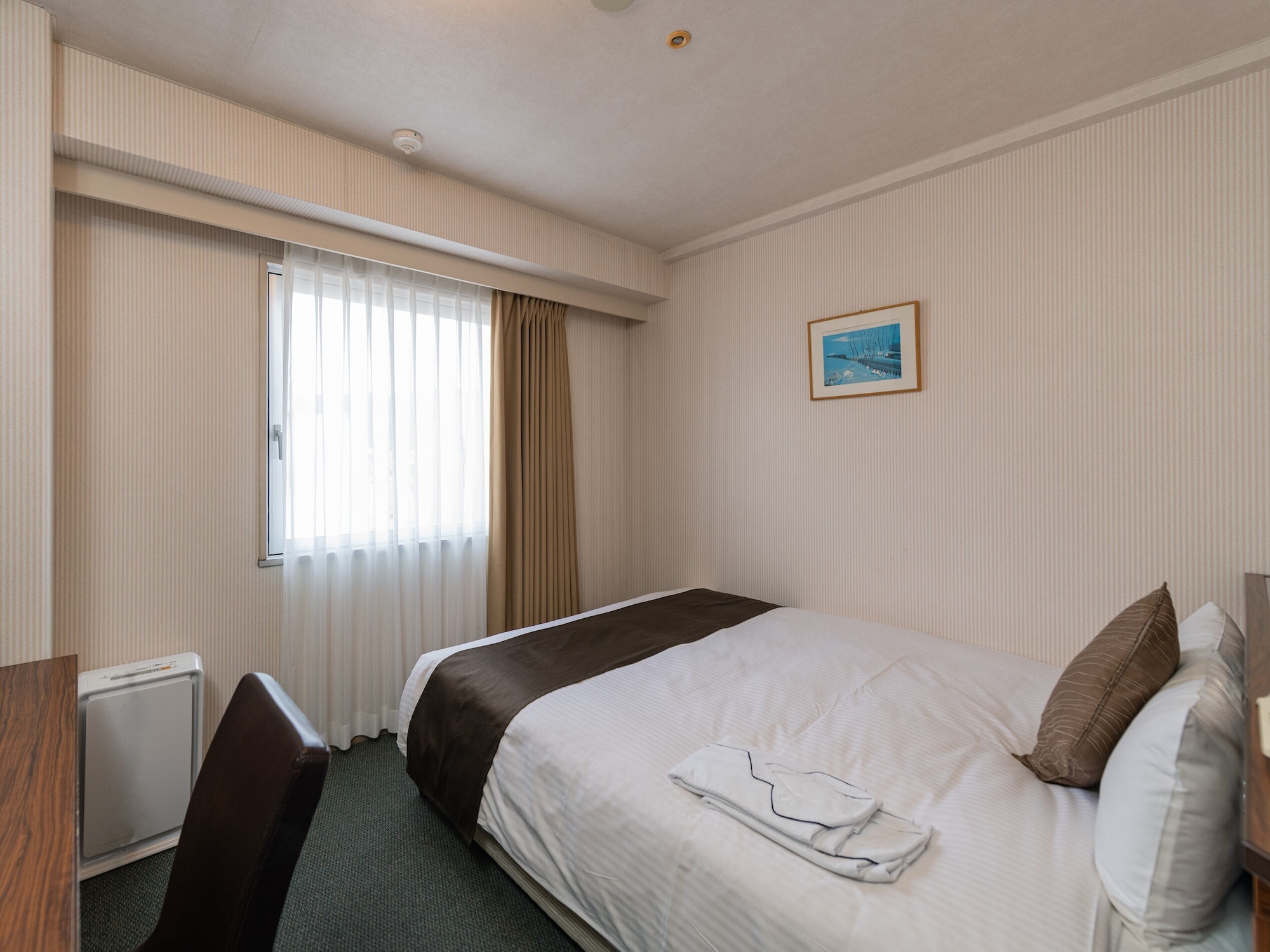 ROOM, QUEEN BED