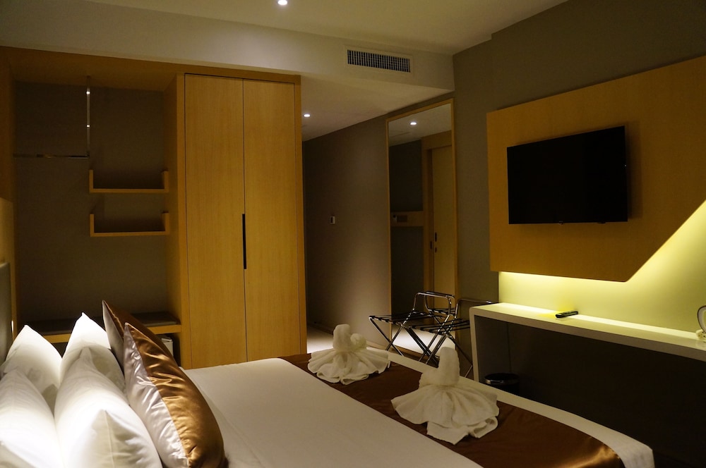 Greens Hotel And Suites 23/65