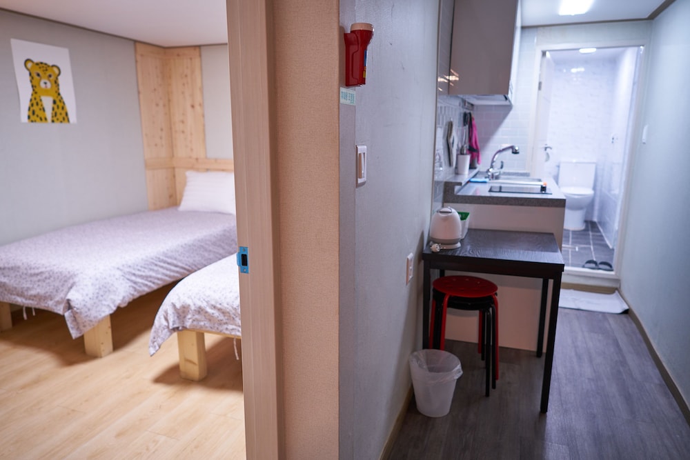 R Guesthouse 34/74