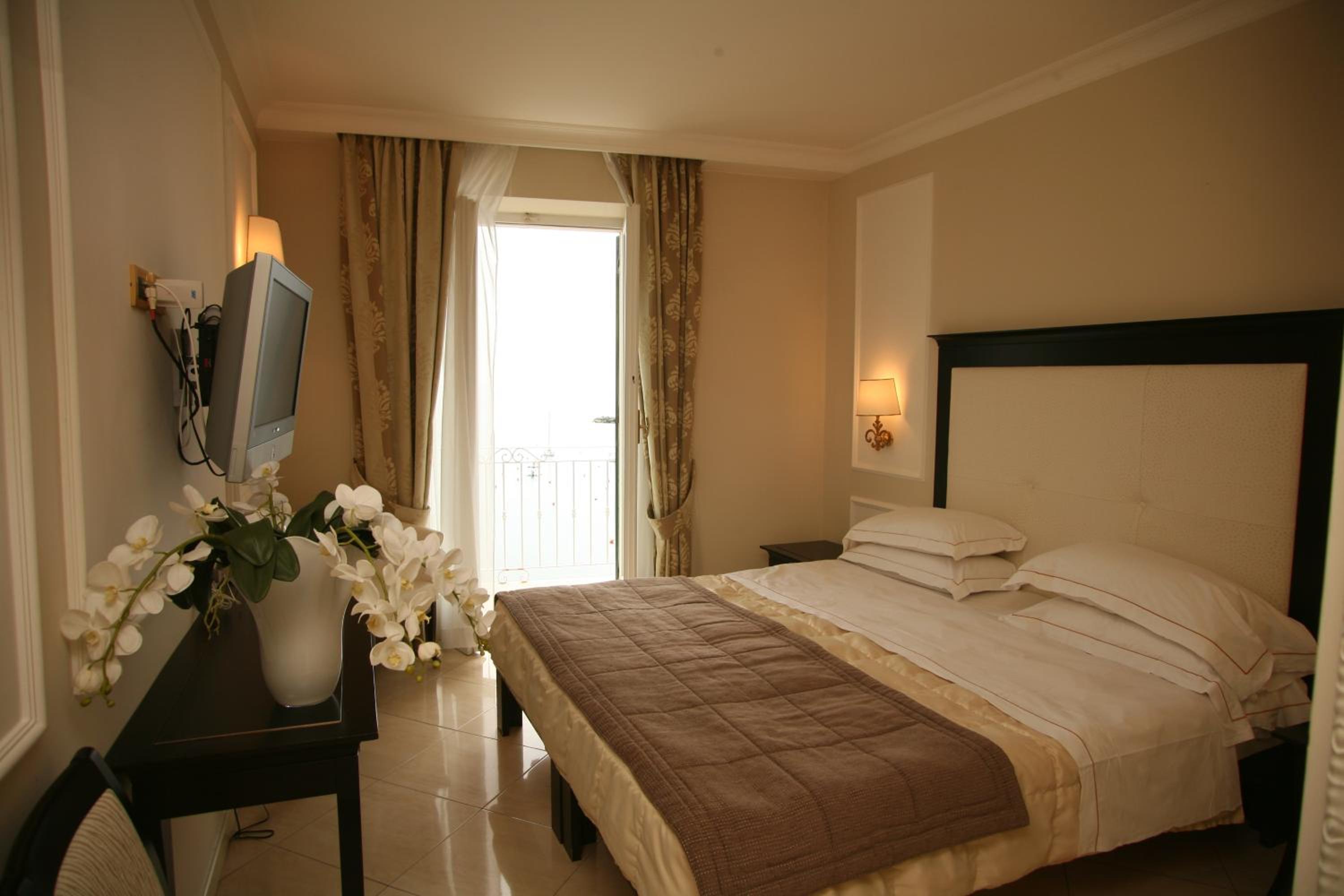 Superior, Queen Bed, Sea View