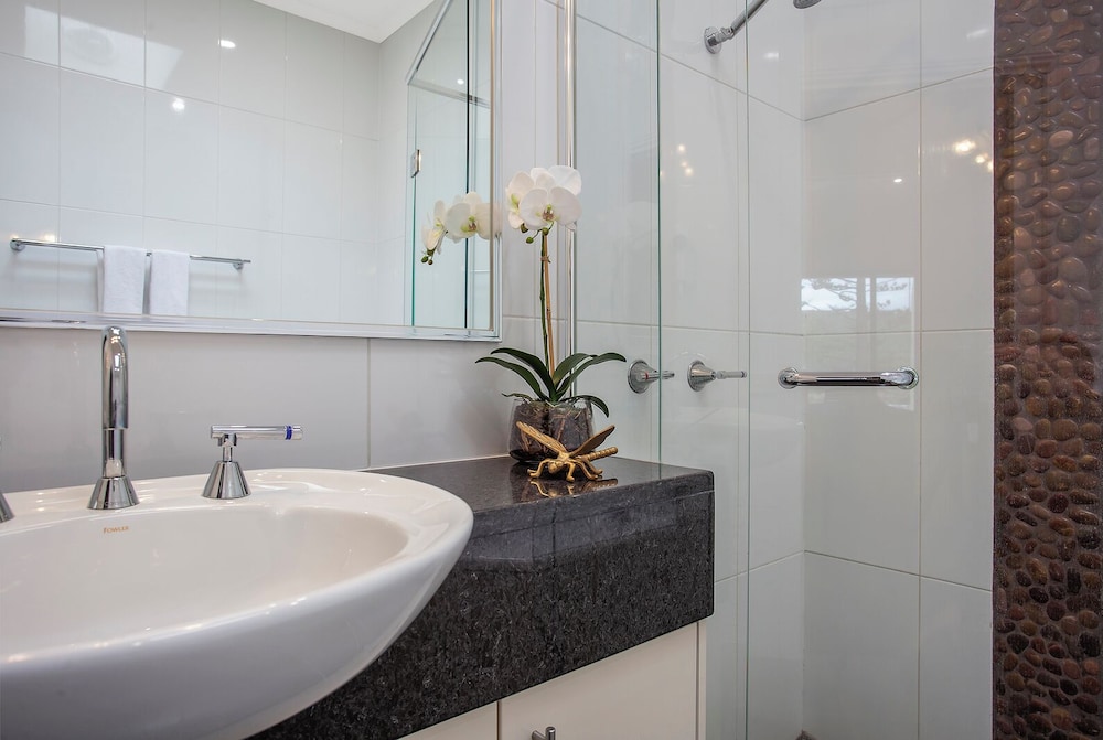 Luxury, Penthouse, 3 King Beds, Bay View، Sea Foam Villas 5/8