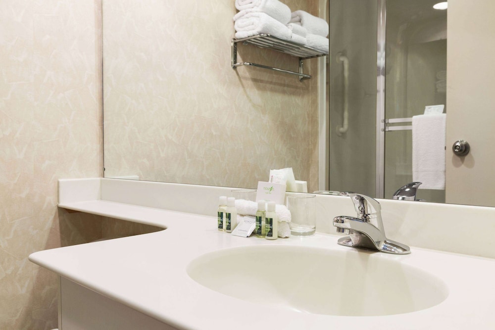 Travelodge By Wyndham Spruce Grove 48/50