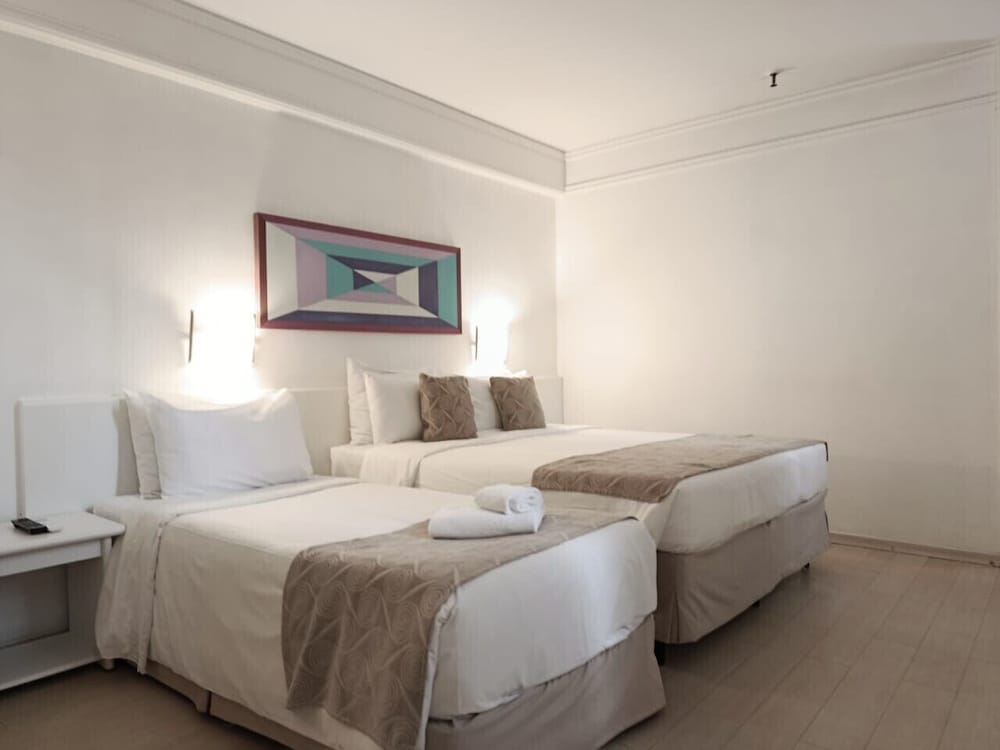 غرفة سوبيريور رباعية بسرير مزدوج وسريرين منفصلين، Boulevard Plaza Hotel 4/10