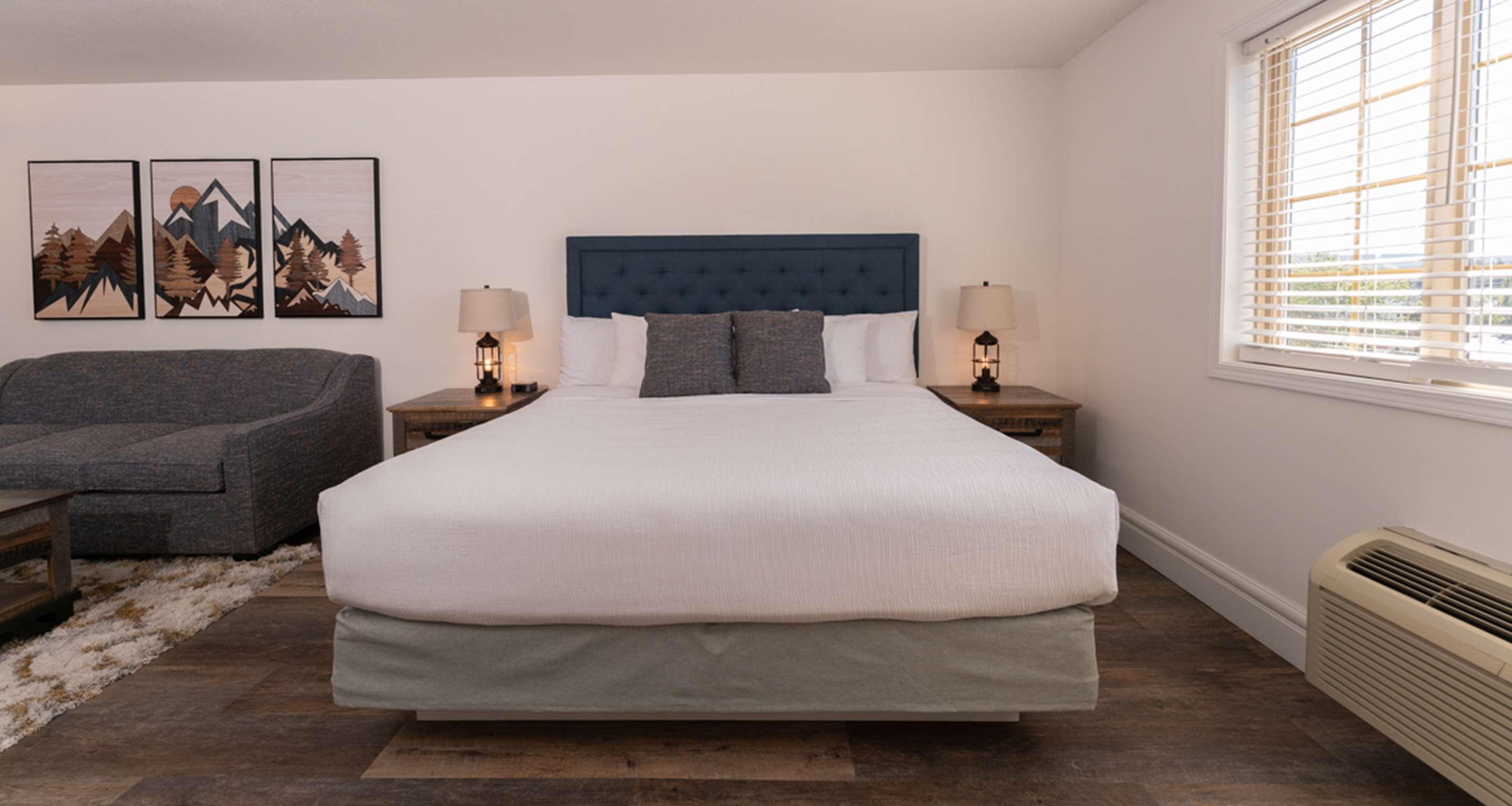 Designer, Luxury, Suite, King Bed, Mountain View, Sofa, Jetted Tub