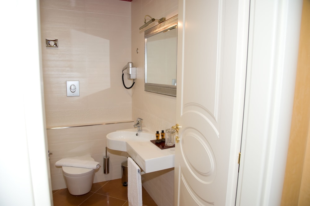 غرفة كلاسيكية بسرير كوين، Artemis Hotel 4/5