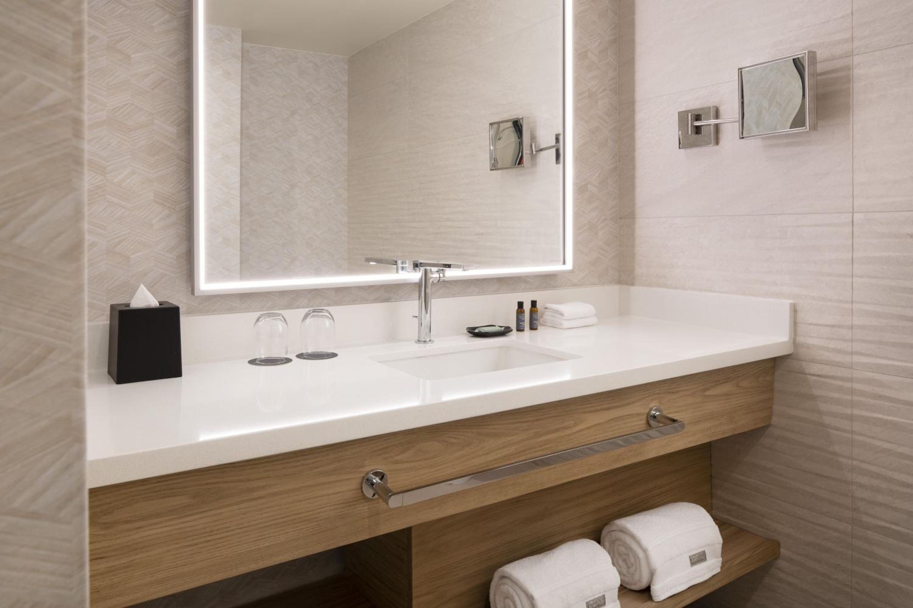 غرفة بسريرين كوين بشرفة، The Westin Denver Downtown 5/7