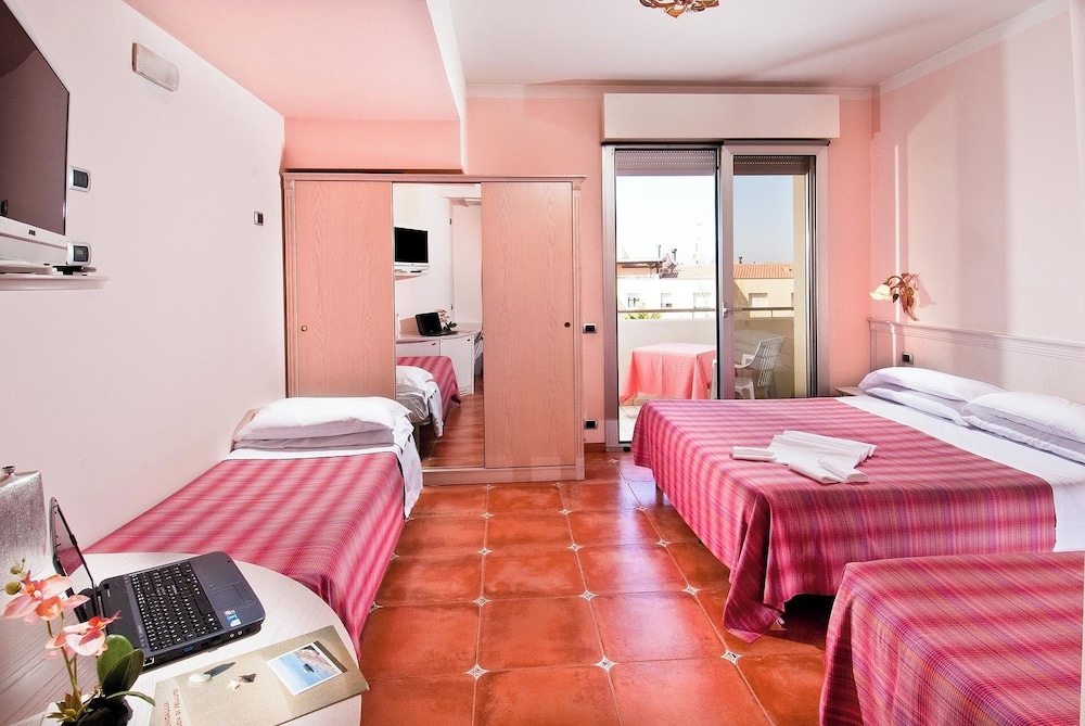 Relax, Quadruple, Double and Twin Beds، Hotel Le Querce 2/8