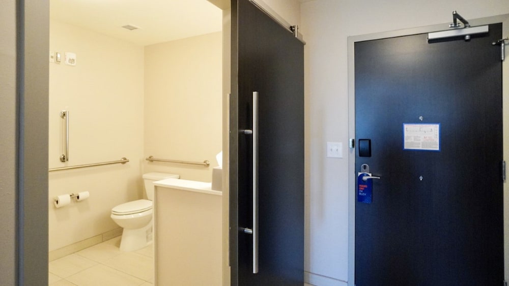 Holiday Inn Express & Suites Franklin - Berry Farms 22/77
