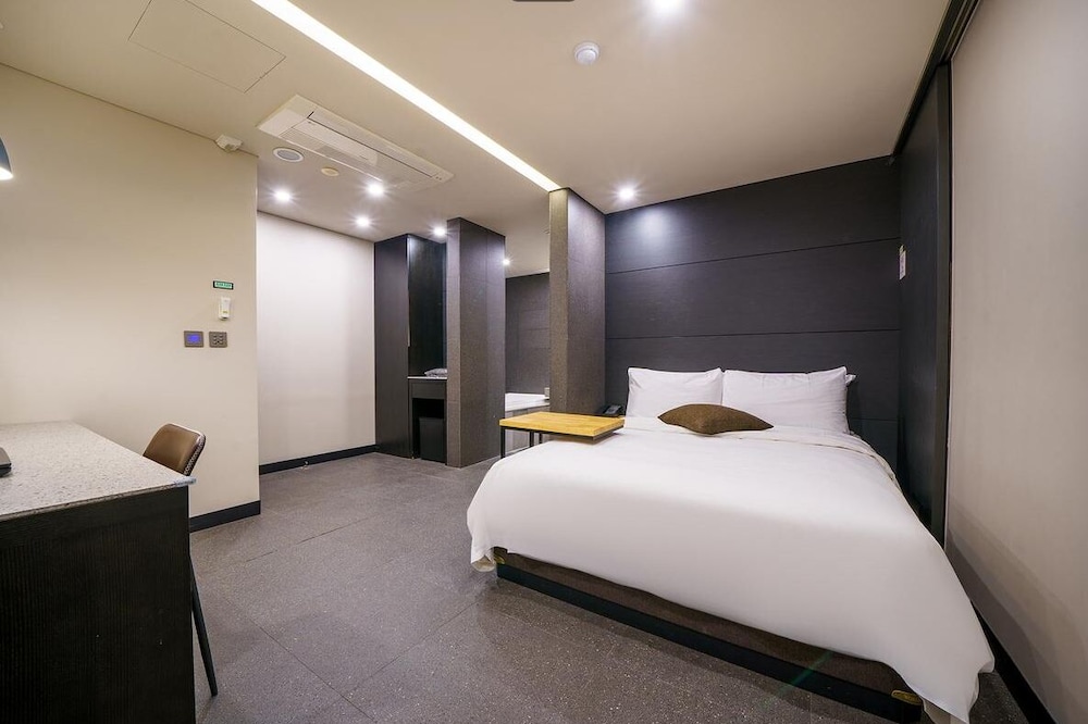 Vine Hotel 15/50