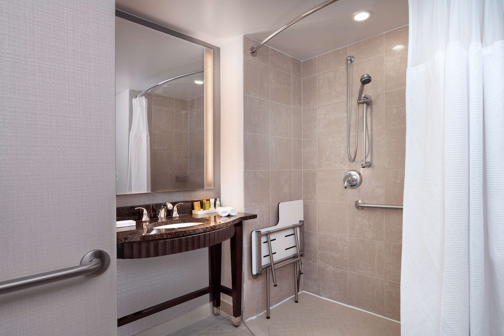 Hilton Baltimore Inner Harbor 23/84
