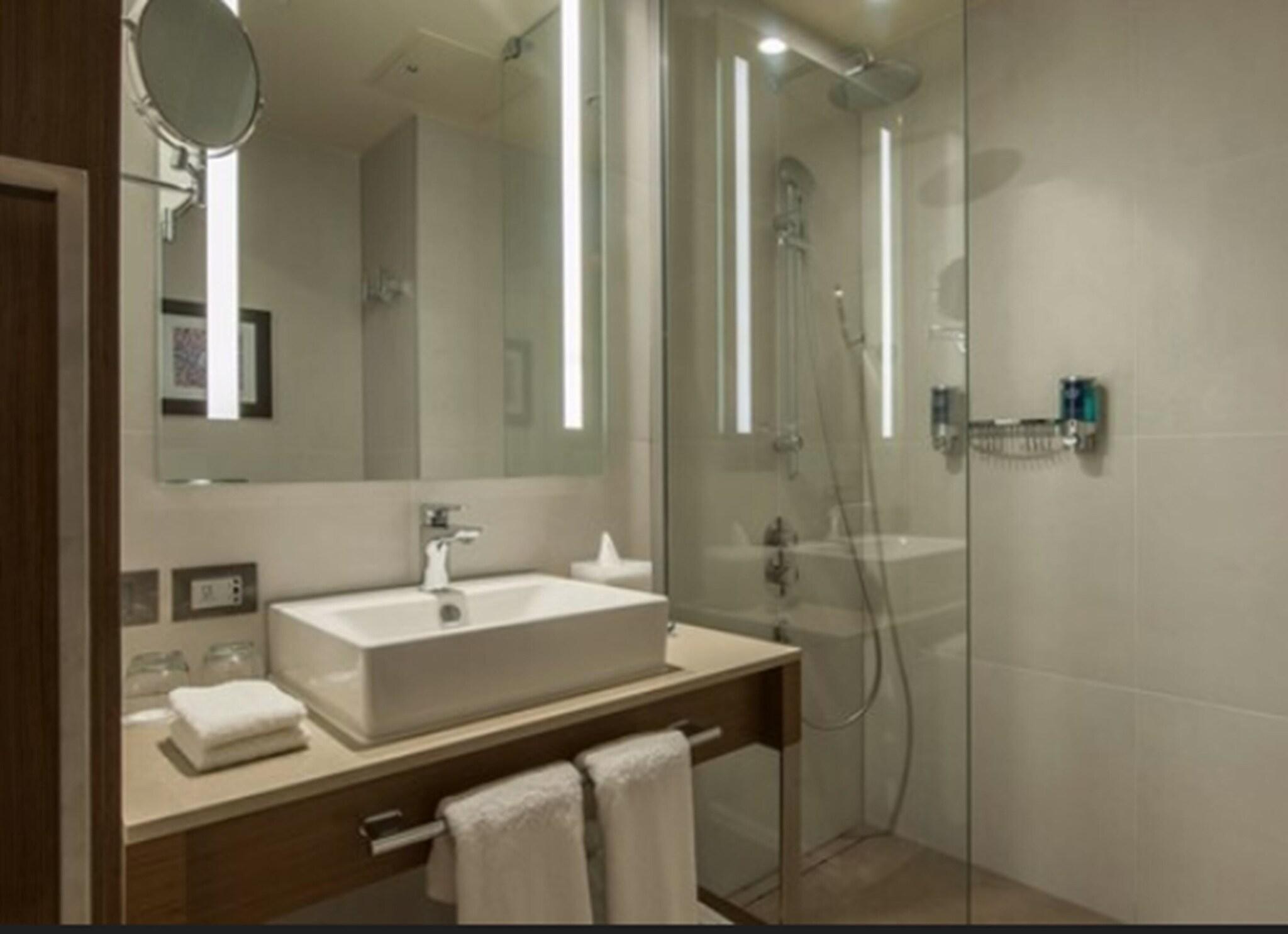 غرفة بسرير كينج بإطلالة على البحر، Four Points By Sheraton Izmir 3/4