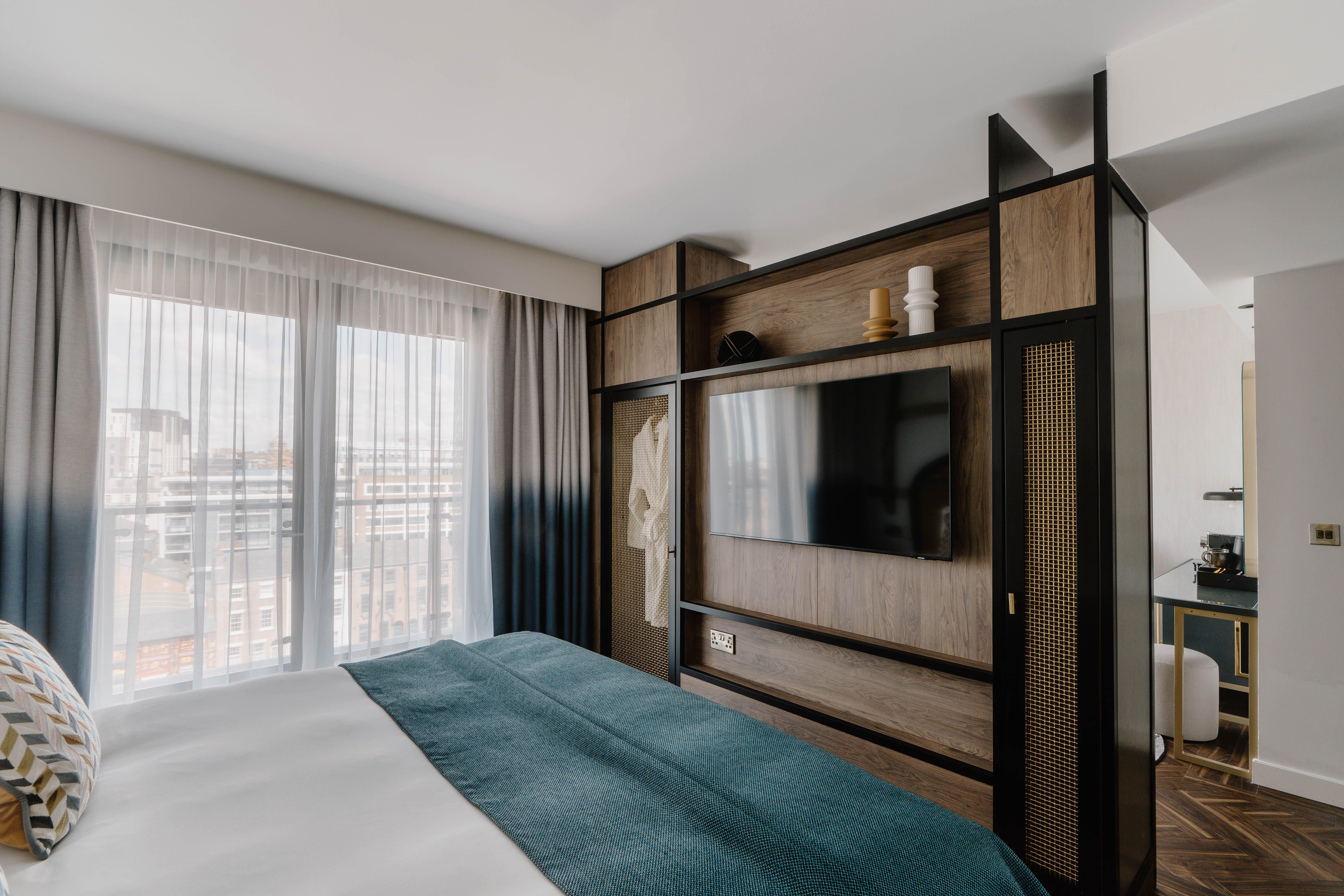 Suite, King Bed, City View