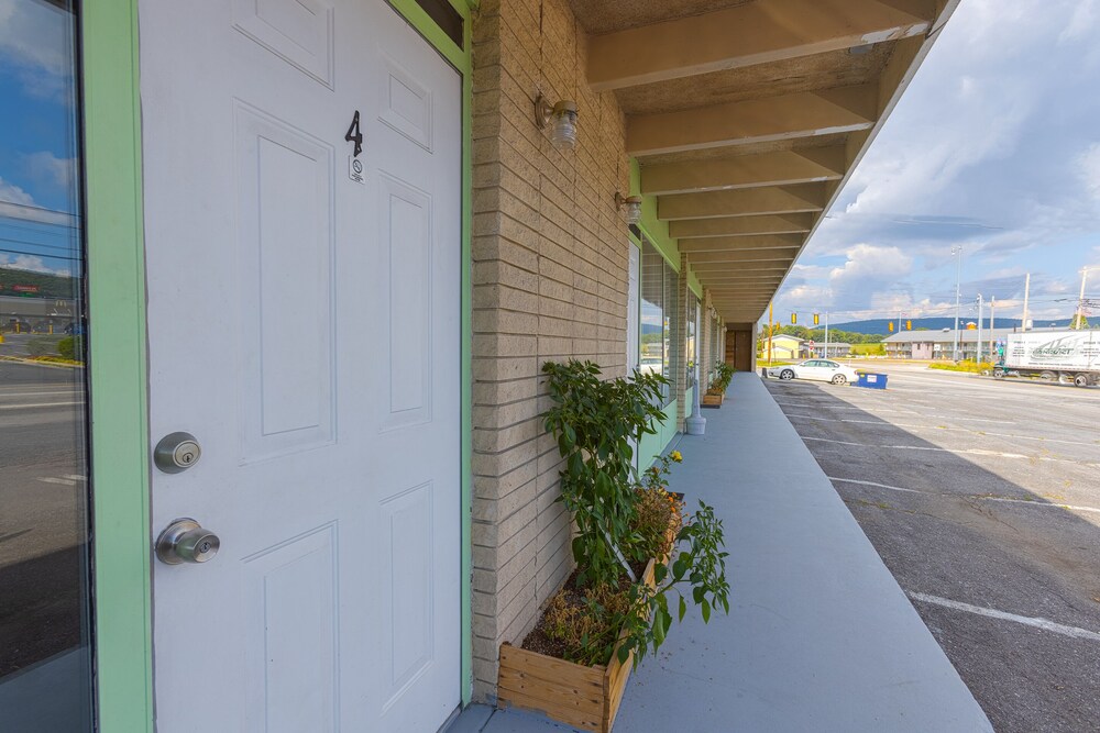 Sonrise Inn Lincoln Hwy By OYO 8/57