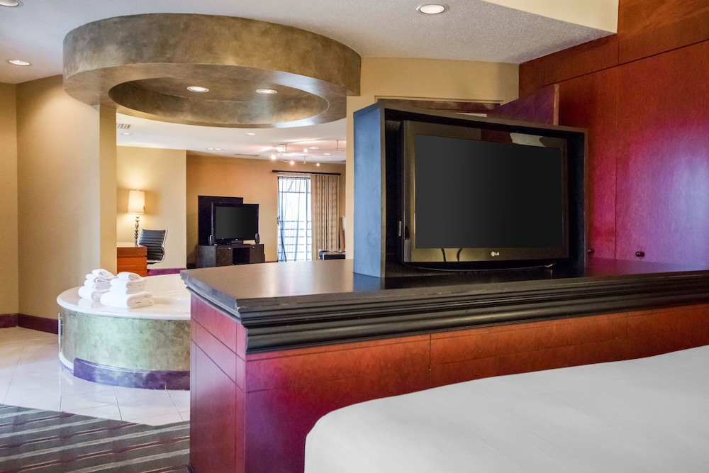 Pier 5 Hotel Baltimore, MD 16/50